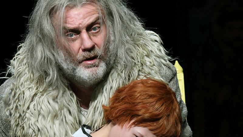 Bryn Terfel as Boris Godunov, Ben Knight as Fyodor – ROH | Copyright: © Catherine Ashmore