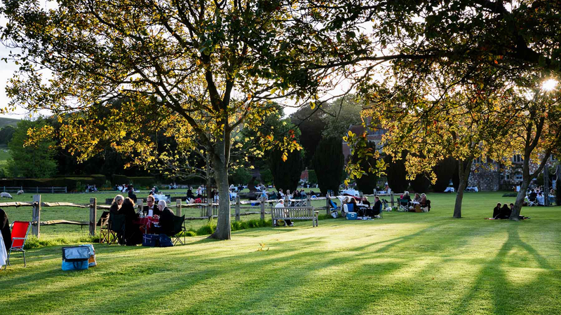 Glyndebourne Festival 2017 visitors | Copyright: © Glyndebourne Productions Limited. Photographer James Bellorini