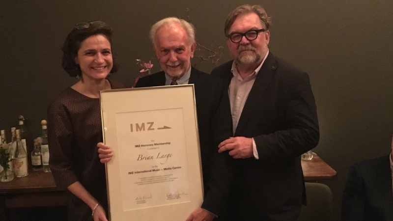 IMZ Secretary General Katharina Jeschke and IMZ President Arild Erikstad present Brian Large with the Honorary IMZ Membership | Copyright: © IMZ