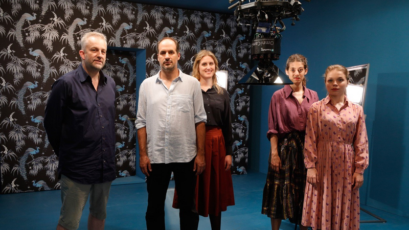 360° Camera with singers and director - From left to right Jan Schmidt-Garre (Director), Matthias Hausmann (Almaviva), Jacquelyn Wagner (Rosina), Valentina Stadler (Cherubin), Olena Tokar (Susanna) | Copyright: © Thomas Bresinsky