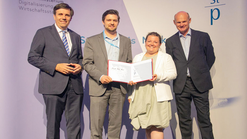 Managing Director Mag. Georg Hainzl and fidelio-Team member Birgit Mülleder receive the Staatspreis Marketing | Copyright: © Silveri Matthias