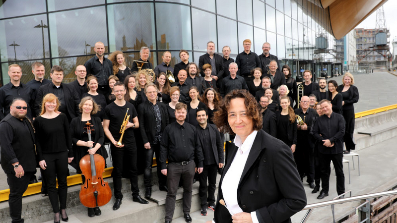 Nathalie Stutzmann and Kristiansand Symphony Orchestra in front of Kilden Performing Arts Centre | Copyright: © Kilden Performing Arts Centre