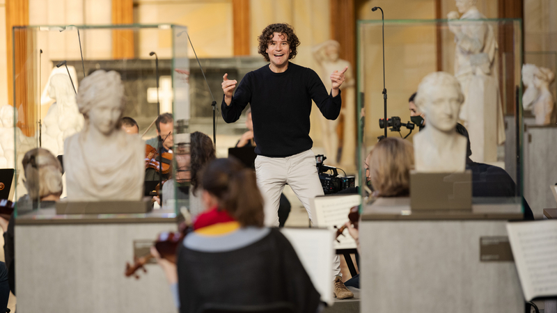 Robin Ticciati and DSO in Friedrichswerdersche Church | Copyright: © Peter Adamik