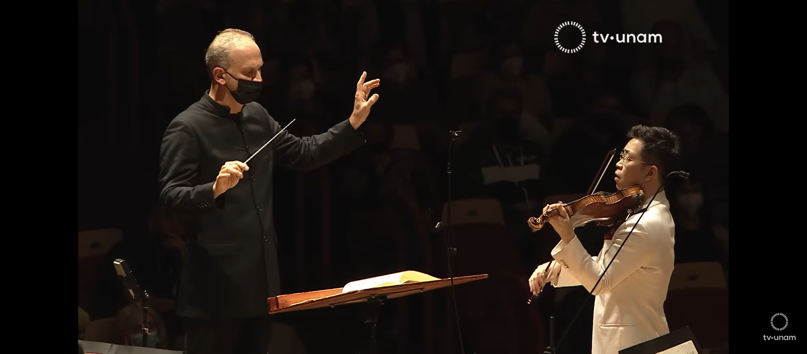 Directing the orchestra during concerts. | Copyright: © TV UNAM