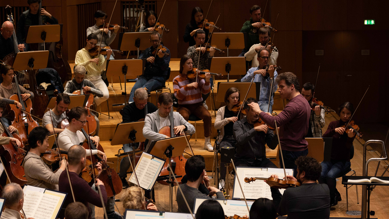 Bamberg Symphony and Jakub Hrůša during the recording session | Copyright: © Emilian Tsubaki