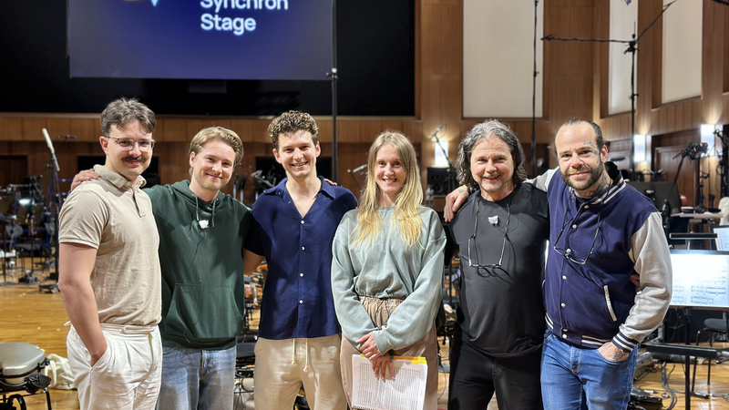 David Engelhart, Paul C. Schmidt, Julius Meisse, Gosia Spolnik, Walter Werzowa und Consti Luger im Aufnahmesaal der Synchron Stage Vienna (v.l.n.r.) | Copyright: © Kathrin Brandstetter