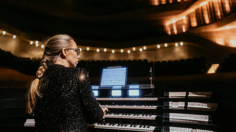 Anna Lapwood playing the Elbphilharmonie organ | Copyright: © Sophie Wolter