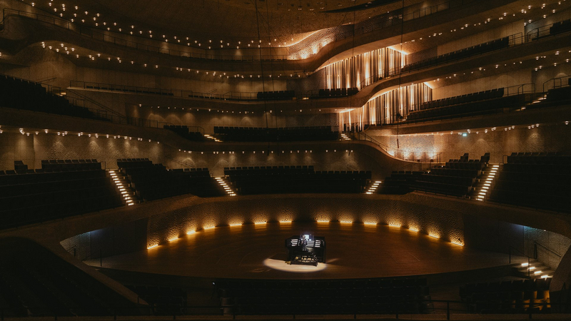 Anna Lapwood playing the Elbphilharmonie organ | Copyright: © Sophie Wolter