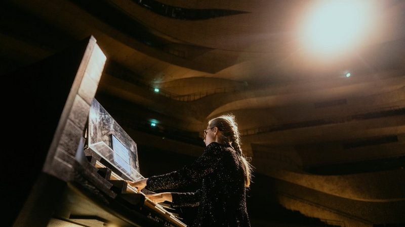 Anna Lapwood playing the Elbphilharmonie organ | Copyright: © Sophie Wolter