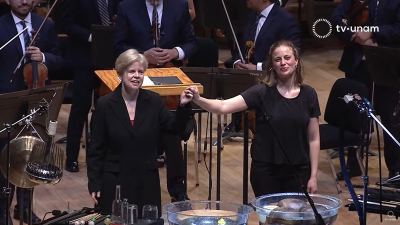 Catherine Larsen-Maguire and Vanessa Porter stand together on the stage. | Copyright: &copy; TV UNAM