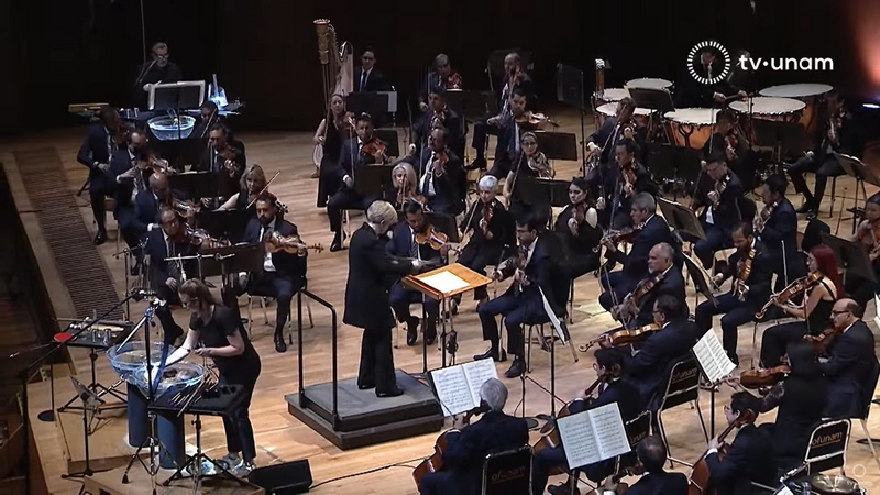 Catherine Larsen-Maguire conducting OFUNAM and Vanessa Porter performing as a soloist on water percussion  | Copyright: &copy; TV UNAM