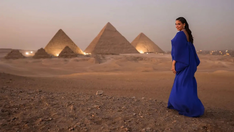Fatma Said at the Great Pyramid of Giza | Copyright: &copy; Fatma Said, Neutra Production