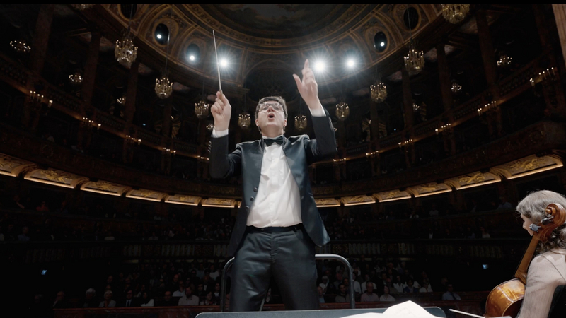The Covent Garden Sinfonietta, conducted by Emmanuel Plasson | Copyright: &copy; Veer Media Production