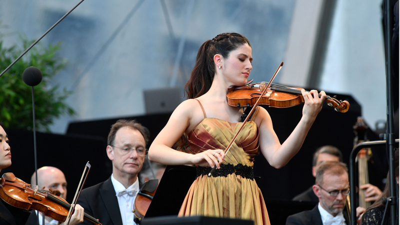 Violinist Mar&iacute;a Due&ntilde;as performing with the M&uuml;nchner Philharmoniker at Klassik am Odeonsplatz. | Copyright: &copy; Marcus Schlaf